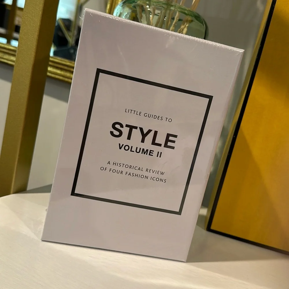 Little Guides to Style Volume II Books YSL, LV, CL & Cchiaparelli - Picture 2 of 2